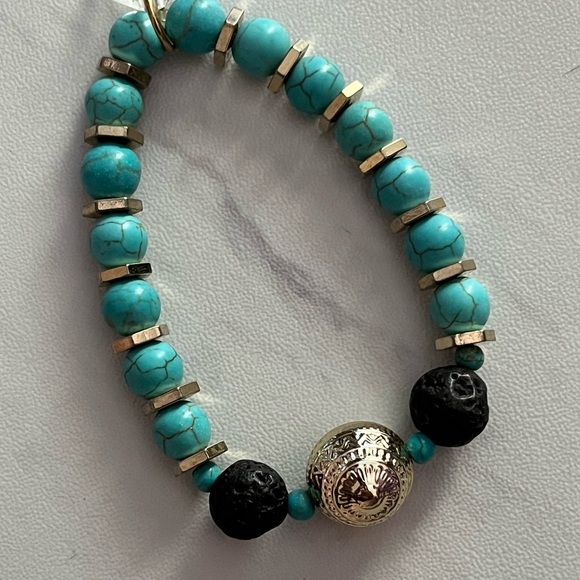 Turquoise howlite and black lava beaded bracelet with gold accents - Picture 1 of 3